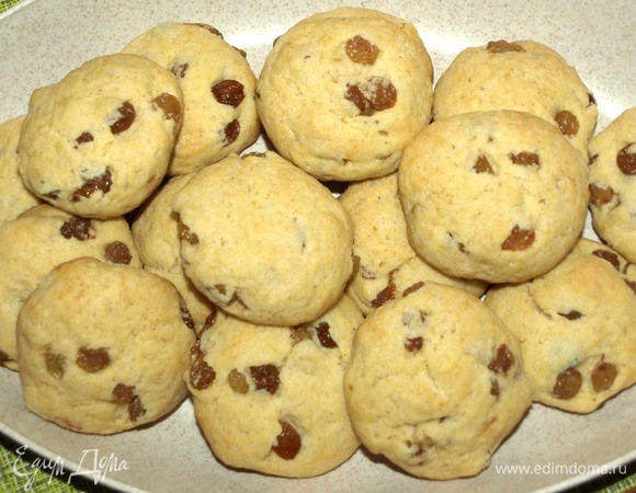 Перекладываем печенье на блюдо.