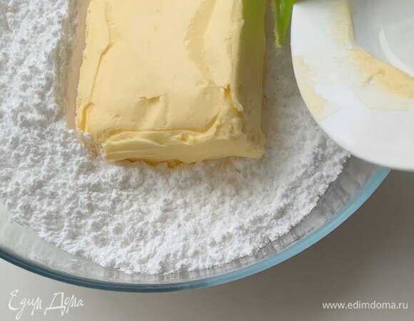 Смешайте лопаткой мягкое сливочное масло (достаньте из холодильника за 40 минут) и сахарную пудру.