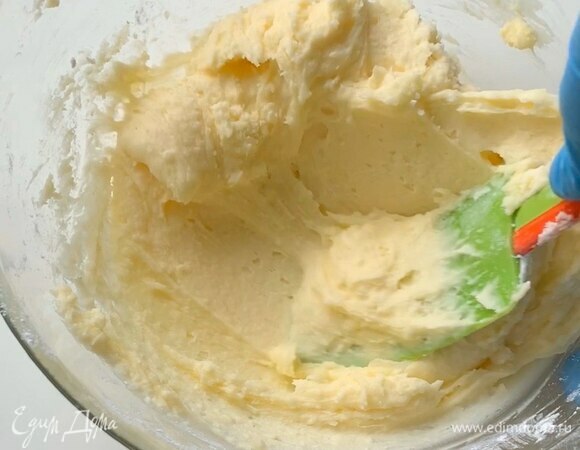 После взбейте миксером до посветления и пышности.