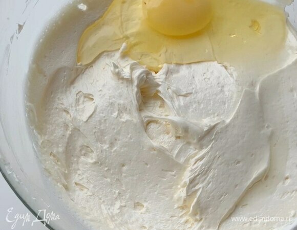 Вбейте по одному яйца, каждый раз взбивая до однородности в течение 2,5–3 минут.