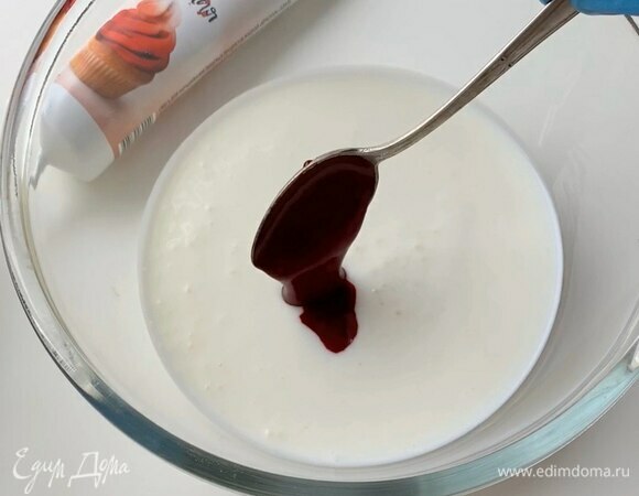 Добавьте гелевый краситель в кефир и хорошо перемешайте до однородности.