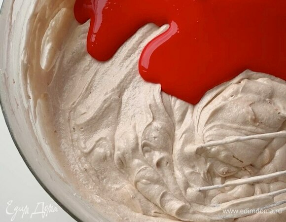 Добавляйте сухую смесь частями ко взбитым яйцам с маслом, чередуя с цветным кефиром, каждый раз хорошо перемешивайте. Чередуйте так: смесь — кефир — смесь — кефир — смесь.