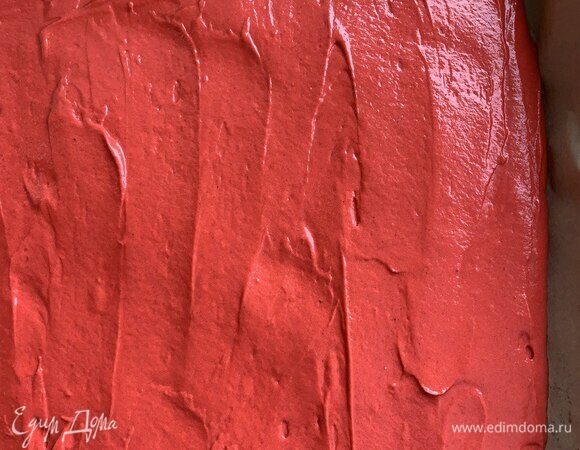 Тесто выложите на противень, застеленный пергаментом, и равномерно разровняйте лопаткой. Выпекайте в разогретой духовке при 180°С 30 минут. Не передержите, иначе корж подсохнет. Но рано также не открывайте духовку.