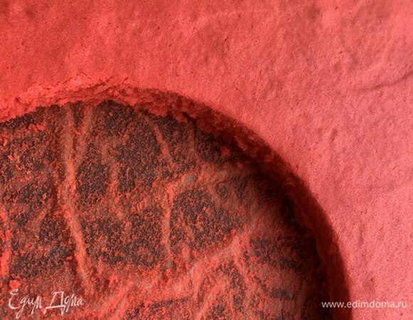 Корж остудите и вырежете круглые коржи. Вырезайте тарелкой или кольцом диаметром примерно 20 см, отступив от края большого коржа 5 мм. У вас получится два целых коржа и один составной из двух частей, его выкладывайте первым.