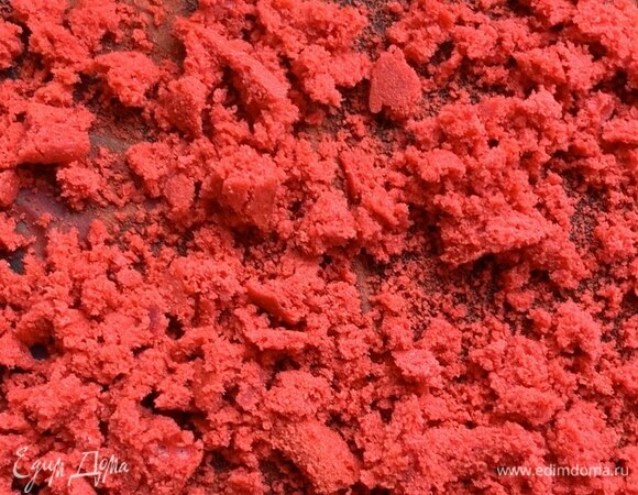 Часть остатков коржа измельчите руками в более мелкую крошку и подсушивайте в духовке при 100°С около 20 минут, периодически перемешивайте. Ориентируйтесь по своей духовке, не передержите! Иначе крошка подгорит и изменит свой цвет.