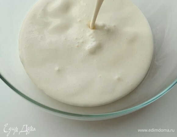 Приготовьте крем. В посуду налейте очень холодные сливки и начните взбивать миксером на минимальной скорости, постепенно увеличивая ее.