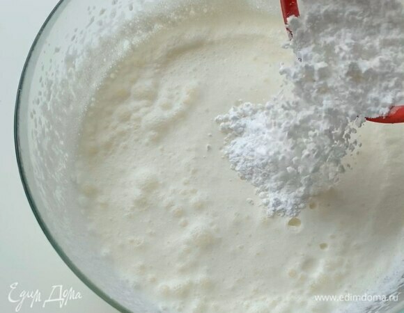 Через 1 минуту добавьте 100 г сахарной пудры, ванилин и загуститель. Продолжите взбивать до загустения (у меня ушло еще 1,5 минуты). Не переусердствуйте, иначе сливки расслоятся.