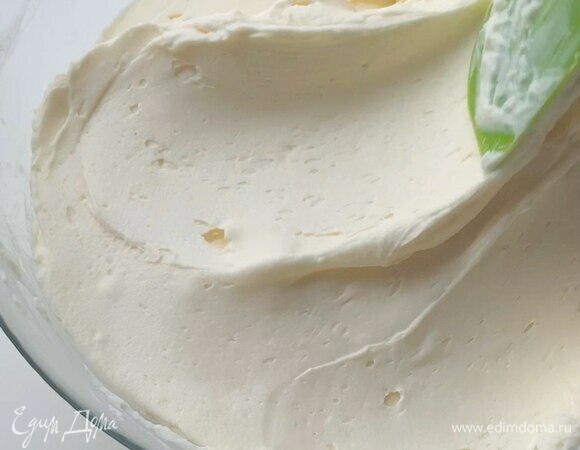 Порционно добавьте взбитые сливки к творожному сыру и аккуратно перемешайте. Наш крем готов.