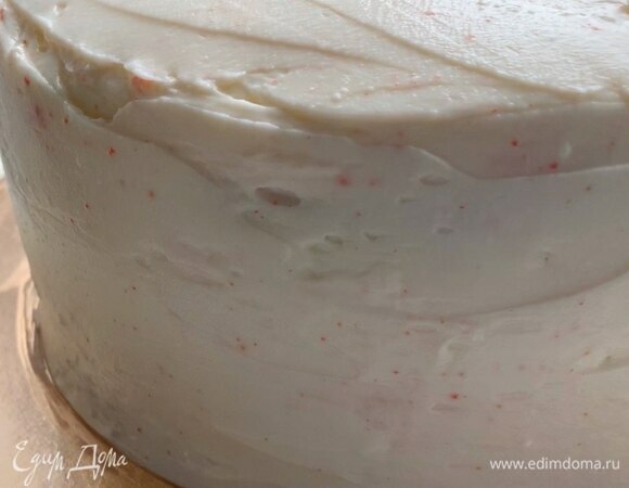 Оставьте торт пропитаться в прохладном месте на 1 час. А затем поставьте в холодильник на 1,5–2 часа для застывания крема.