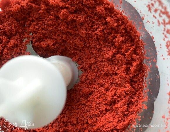 Крошку измельчите в блендере до состояния муки.