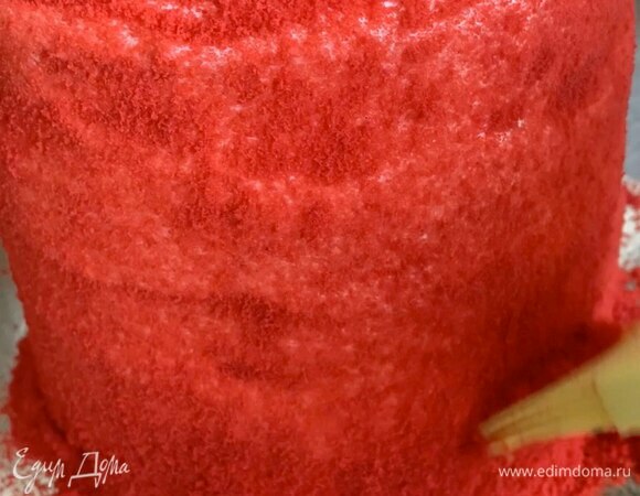 С помощью силиконовой кисточки аккуратно сделайте посыпку по бокам торта, сверху посыпьте крошкой через сито. Поставьте торт в холодильник на 5–6 часов, а лучше на ночь. Приятного аппетита!