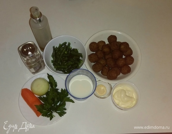 Вот все необходимые ингредиенты. Для приготовления этого блюда я использовала покупные говяжьи фрикадельки и замороженную стручковую фасоль, которую нужно разморозить до начала приготовления.