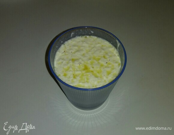 Готовим соус. В стакан наливаем молоко, добавляем майонез, растительное масло, соль, перец и сушеный чеснок. Все тщательно перемешиваем.