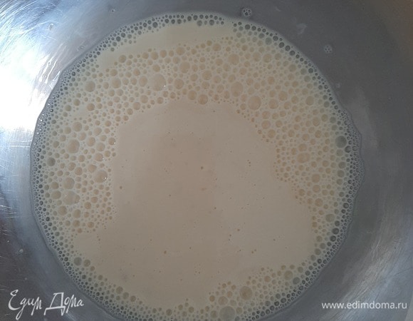 Разбить яйца, добавить соль, молоко и взбить до образования пенки.