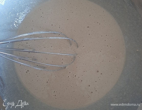 Частями ввести муку, добавить воду (можно заменить минеральной водой, тогда дырочек будет больше) и растительное масло. Должно получиться тесто, напоминающее по консистенции жидкую сметану. 