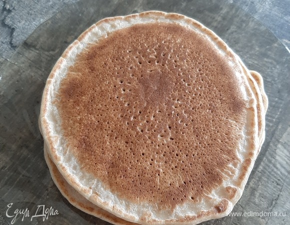 Сковороду маслом больше не смазывать, выпекать блины на среднем огне. Подавать со сметаной, сгущенкой или вареньем. Приятного аппетита 😊