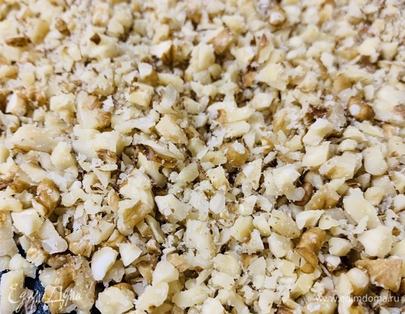 Мытую очищенную морковь натираем на мелкой терке. Грецкие орехи измельчаем ножом.