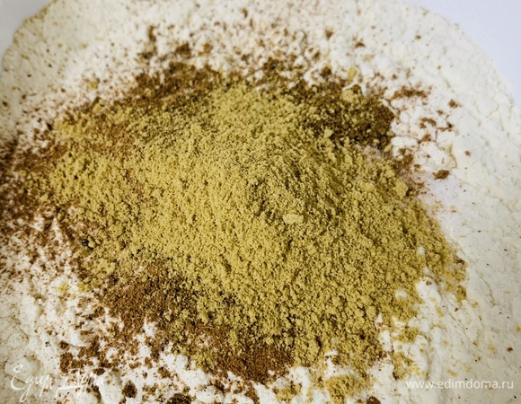 Cмешиваем все сухие ингредиенты вместе (муку, соду, разрыхлитель, корицу, имбирь, мускатный орех и соль), просеиваем.