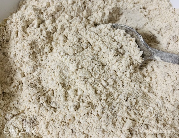 Туда же добавляем измельченные грецкие орехи и хорошо перемешиваем.