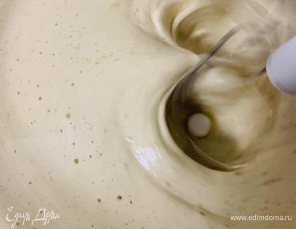 Яйца с сахаром смешиваем миксером на высокой скорости до однородности. Масса должна посветлеть и увеличиться в объеме.
