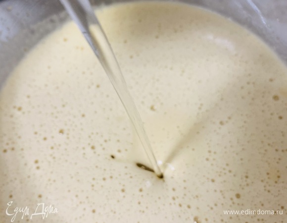 Убавляем скорость и вливаем растительное масло тонкой струйкой. Снова прибавляем скорость и 30 секунд смешиваем до однородности.