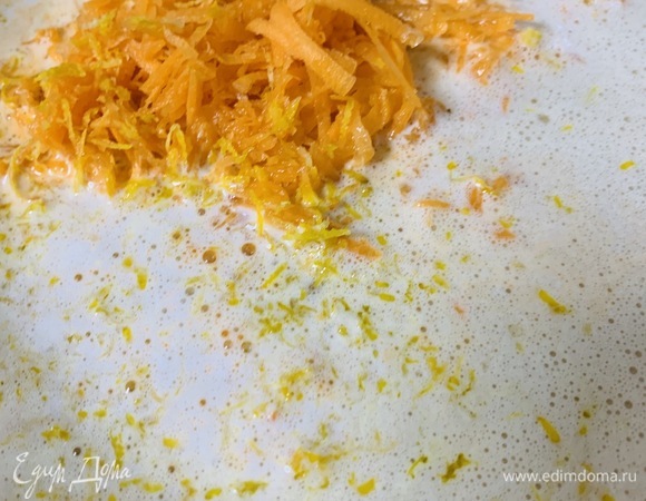 Затем добавляем морковь, лимонную цедру (только самую желтую часть, белая будет горчить), лимонный сок и еще немного взбиваем на небольшой скорости.