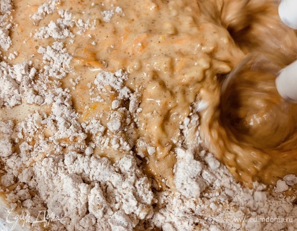 К моркови добавляем сухие ингредиенты. Перемешиваем. Долго мешать не нужно, иначе коржи получатся слишком плотными.