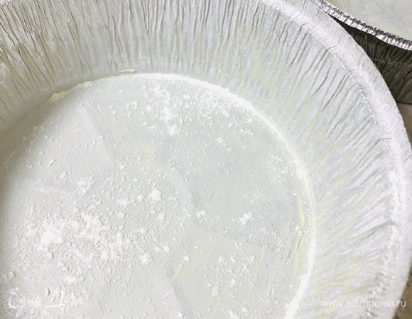 Две формы по 20 см в диаметре смазываем сливочным маслом и припыляем мукой, чтобы коржи легко вынимались.