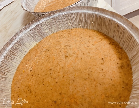 Перекладываем тесто в формы в равном количестве.