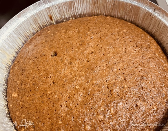 Выпекаем в разогретой до 175ºС духовке 35–40 минут. Через 30 минут проверяем готовность деревянной шпажкой: если она сухая, оставляем еще на 5 минут; если влажная, то на 10–15 — зависит от духовки. Не пересушите коржи!