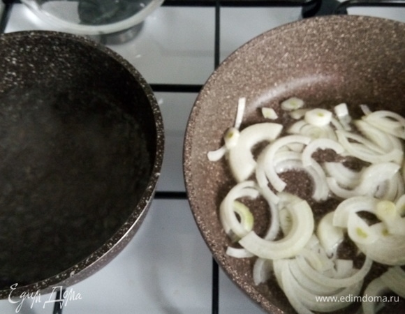 Ставим на плиту сковороду с подсолнечным маслом (отправляем туда репчатый лук) и сотейник с водой, которую доводим до кипения.