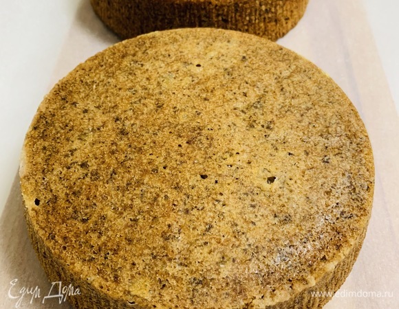 Достаем из духовки, даем коржам немного остыть в форме. А затем достаем из формы и оставляем до полного остывания.