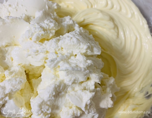 Готовим крем. Размягченное при комнатной температуре сливочное масло перемешиваем миксером до кремового состояния. Добавляем сливочный сыр и на высокой скорости смешиваем до однородности секунд 15–20.