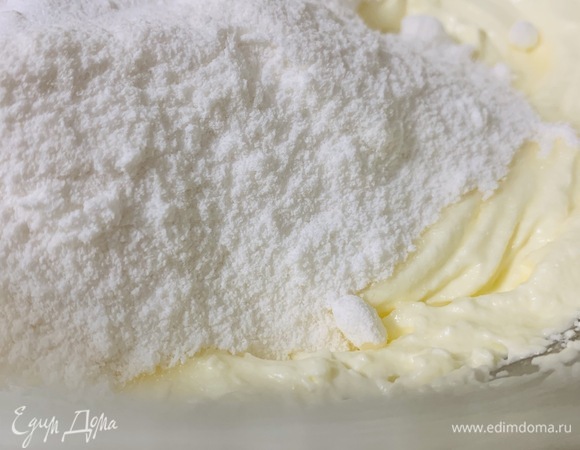 Добавляем сахарную пудру и ванилин. На высокой скорости все смешиваем до однородности, но недолго. Если крем взбивать долго, он станет отслаиваться. Готовый крем накрываем пищевой пленкой и охлаждаем в холодильнике. В это время коржи можно тоже обернуть пищевой пленкой, чтобы они не высыхали.