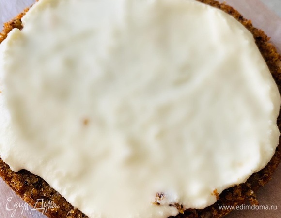 Делим каждый корж пополам и промазываем охлажденным плотным кремом.