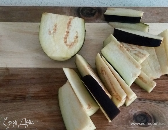 Нарезаем баклажаны продолговатыми дольками. 