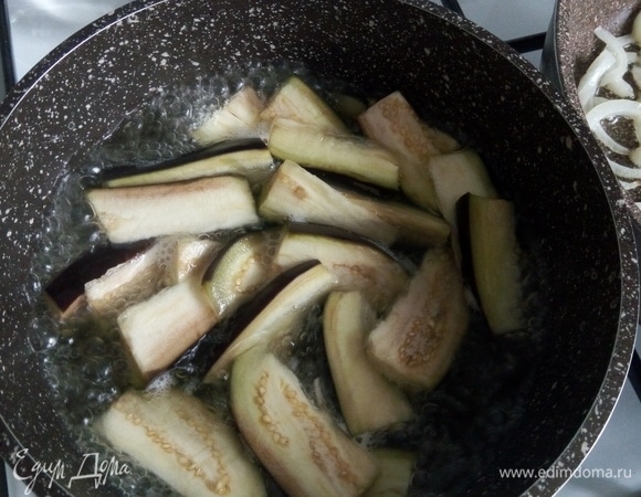 Отправляем их в кипящую соленую воду, варим примерно 4–5 минут, до готовности.