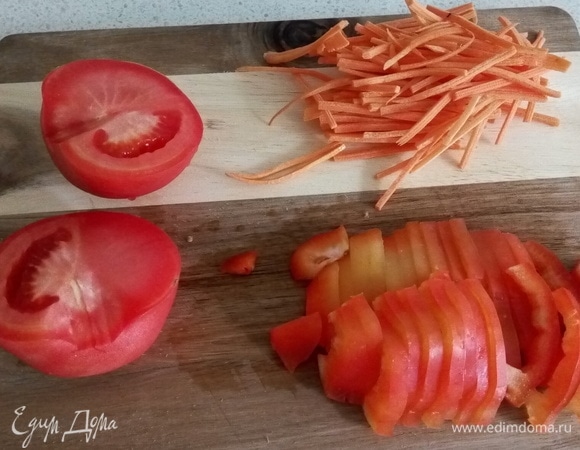 Нарезаем оставшиеся овощи. 