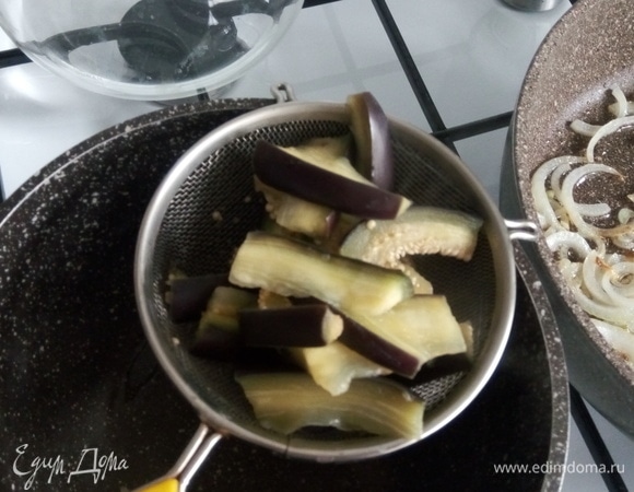 Готовые баклажаны отправляем в сито и немного отжимаем их ложкой.