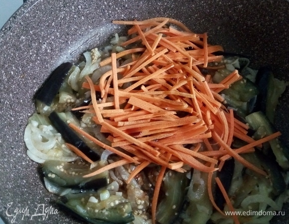 Далее к ним добавляем морковь и соевый соус.
