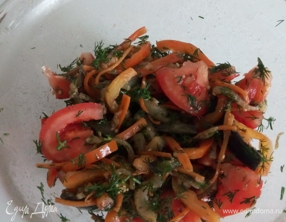 Добавляем любимые специи. Салат готов.