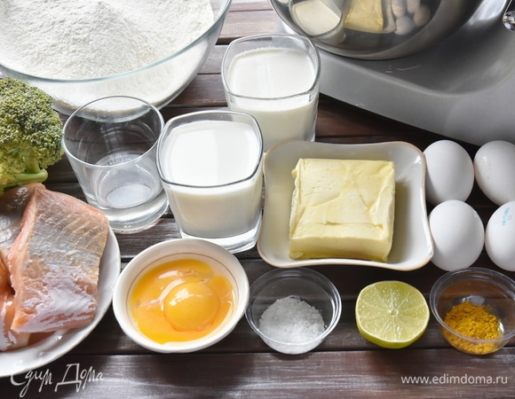 Подготовить необходимые продукты. Муку просеять через мелкое сито. Холодное сливочное масло нарезать кубиком или натереть на терке. Воду охладить.