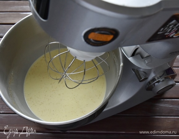 Для начинки рыбное филе освободить от кожи и косточек, нарезать кусочками среднего размера. Посолить, поперчить, сбрызнуть соком лайма и добавить цедру от него. Брокколи разделить на соцветия и бланшировать в течение 1–2 минут в кипящей подсоленной воде, затем переложить в холодную воду. После чего откинуть на сито и дать стечь лишней влаге. Для заливки смешать молоко, жирные сливки, яйца, соль, куркуму. Хорошо перемешать.