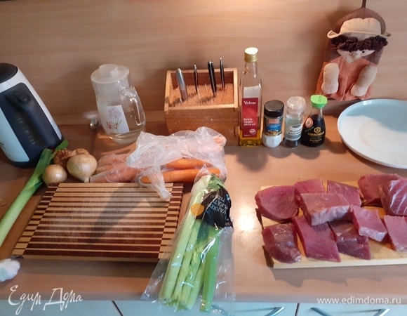 Нарезаем тунца на небольшие куски и откладываем в сторону.