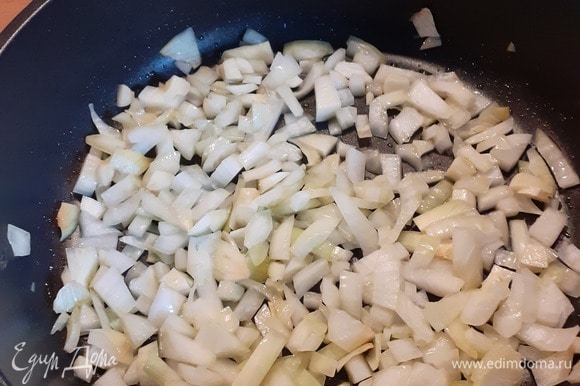 На горячую сковороду, политую маслом, кидаем сначала чеснок, затем сразу репчатый лук. Немного ждем, пока прожарится, и туда же кладем морковь вместе с сельдереем.