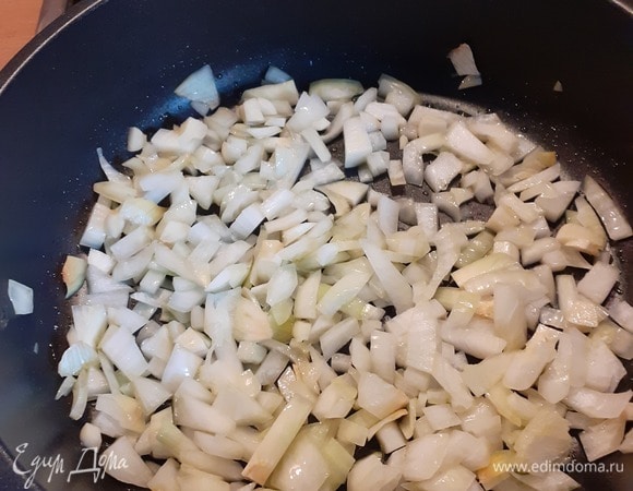 На горячую сковороду, политую маслом, кидаем сначала чеснок, затем сразу репчатый лук. Немного ждем, пока прожарится, и туда же кладем морковь вместе с сельдереем.