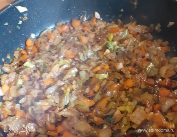 Добавляем на сковороду соевый соус так, чтобы на поверхности не было сухого места. Закрываем крышку.