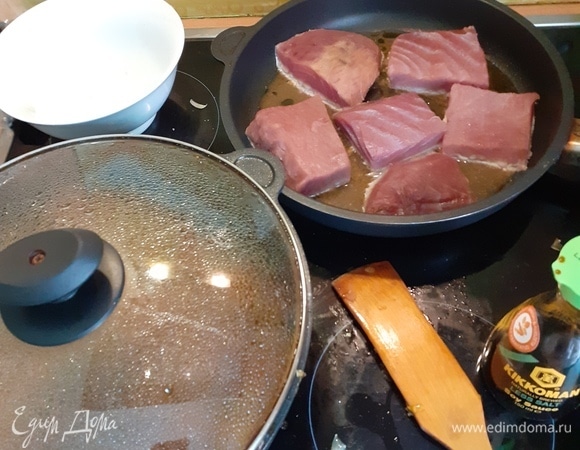 Чуть погодя, перекладываем тунца и жарим его вместе с овощами (у меня не хватило места, и я жарила просто на соусе от овощей). Добавляем поварешку кипяченой воды. Тушим.