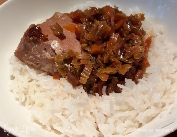 Когда овощи станут мягкими, а тунец прожарится, значит, все готово. Выкладываем овощи на тарелку, а рыбу поверх овощей. Подаем с рисом. Приятного аппетита!