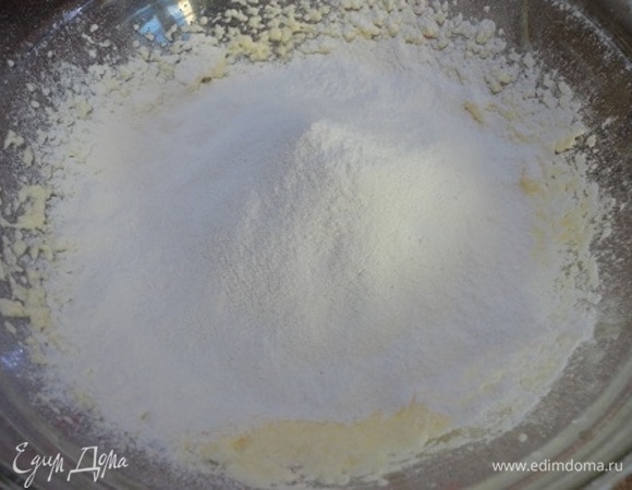 Мягкое сливочное масло взбейте с сахаром в светлую пышную массу. По одному введите яйца, продолжая взбивать. Просейте муку с солью и разрыхлителем в чашу с маслом и яйцами. Перемешайте. Частями влейте молоко, всякий раз тщательно перемешивая, чтобы получилось гладкое жидкое тесто.